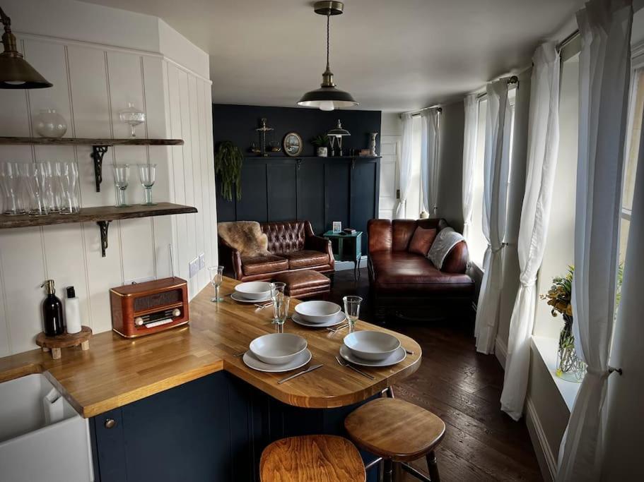 Period Apartment, Great Views, In Heart Of Town. Bradford-On-Avon Екстериор снимка
