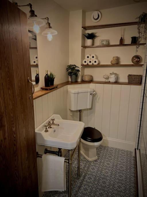 Period Apartment, Great Views, In Heart Of Town. Bradford-On-Avon Екстериор снимка